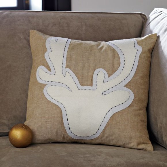 Like new WEST ELM winter owl reindeer penguin appliqué set of 4 linen pillows - Picture 2 of 12